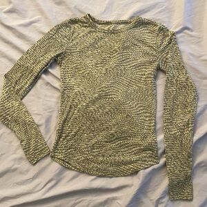 Green full-length fitted rib-knit long sleeve with thumb holes and curved hem